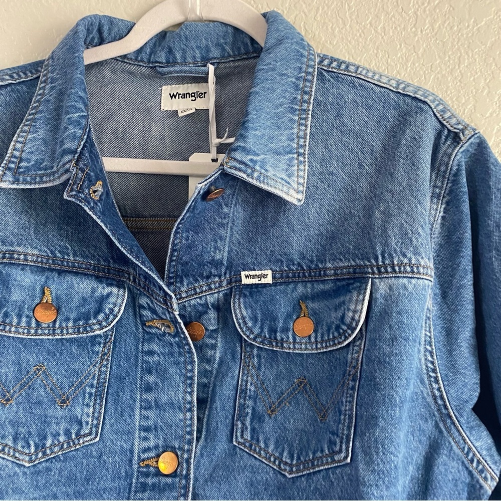 Wran­gler Women's Cowboy Crop Denim Jacket in Together Again - Picture 7 of 10